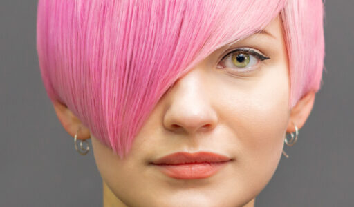 Femme aux cheveux roses avec une coupe tendance