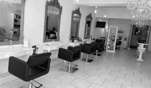 Un coiffeur expert de Stile Creativo Coiffure travaille avec dévouement sur un client dans le luxueux salon situé au cœur de Lausanne.